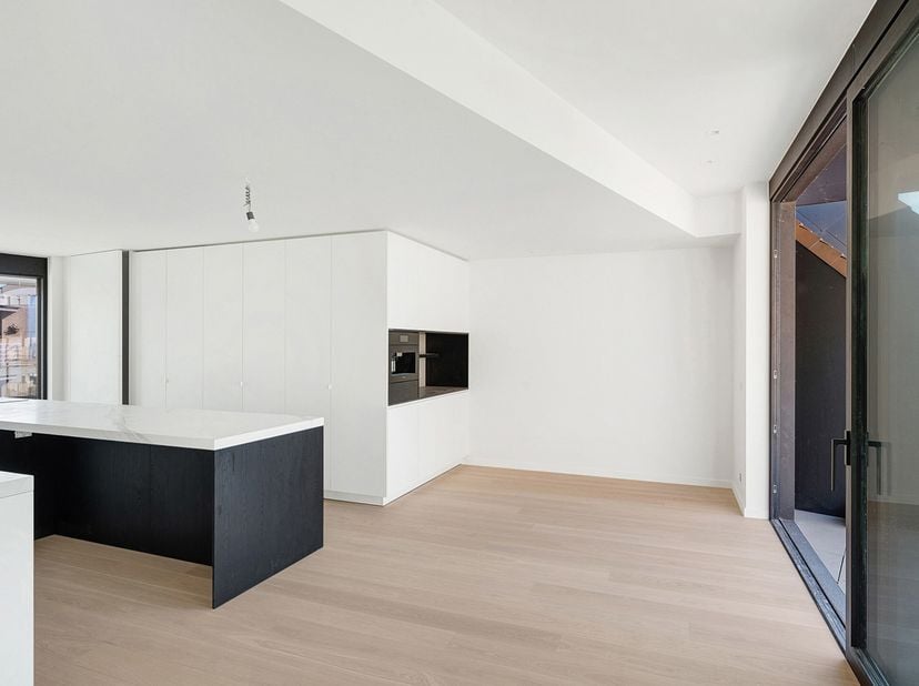 Prachtige nieuwbouw duplex met zeezicht in Heist  onmiddellijk beschikbaar&lt;br /&gt;
Deze ruime, ongemeubelde nieuwbouwduplex is ideaal gelegen in Heist e