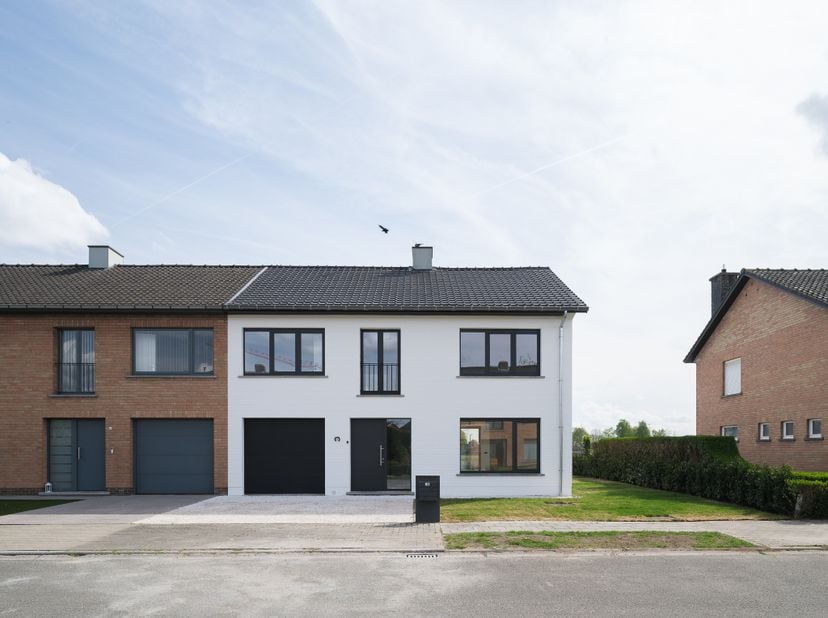 Hoogwaardig gerenoveerde gezinswoning met 4 slaapkamers en landelijke zichten – nabij station Hansbeke&lt;br /&gt;
&lt;br /&gt;
Deze instapklare woning bevindt zi