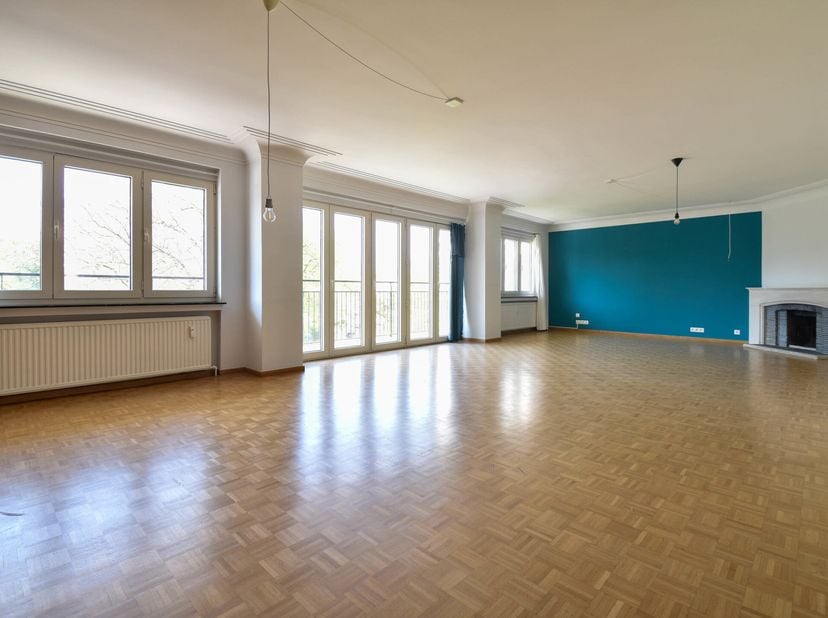 Ideally located just a stone&#039;s throw from the European institutions, TRIOR offers this magnificent flat, renovated in 2018, with a beautiful view over