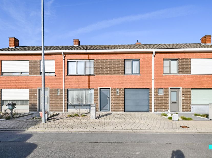 Eéngezinswoning met drie slaapkamers en inpandige garage in rustige en groene buurt te Izegem. De woning is gelegen op een perceel van 218 m² en besch
