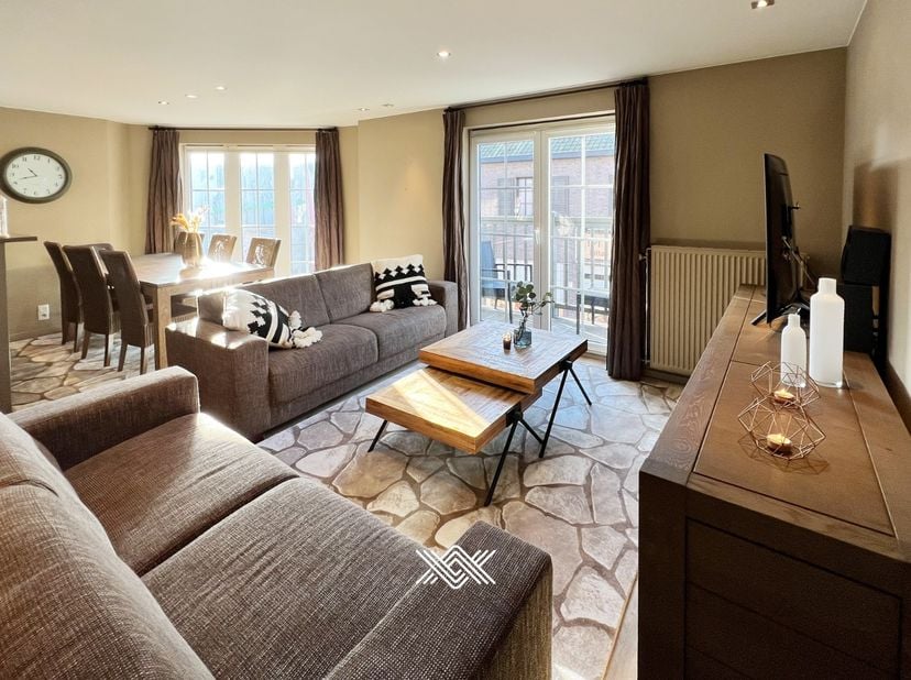 Dit instapklaar appartement is gesitueerd op de eerste en tweede verdieping van residentie De Zwaan, in het centrum van het landelijke Ruiselede. De l