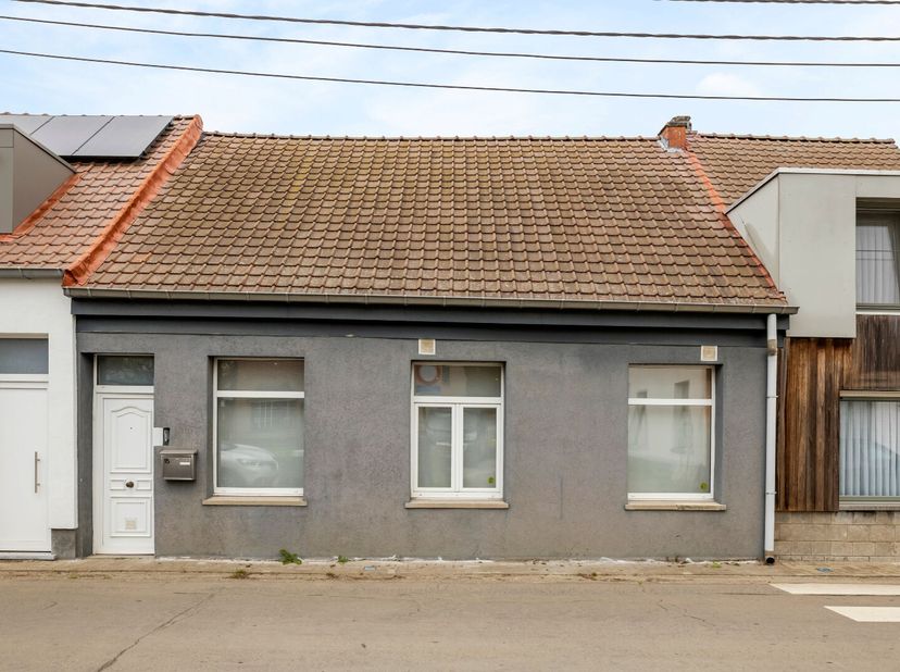 Welkom in deze charmante woning waar gezelligheid en rust samenkomen. Landelijk gelegen, omringd door groen en met weidse zichten op de omliggende vel