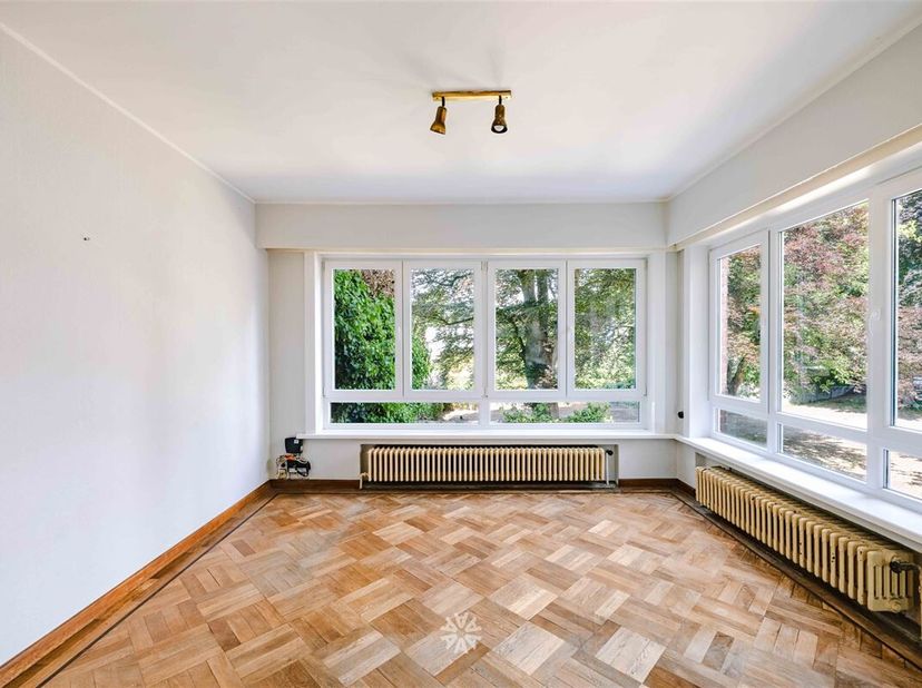 GENT CENTRUM - Karaktervol appartement met authentieke charme&lt;br /&gt;
Gelegen op de eerste verdieping van een kleinschalige residentie, vinden we dit ch