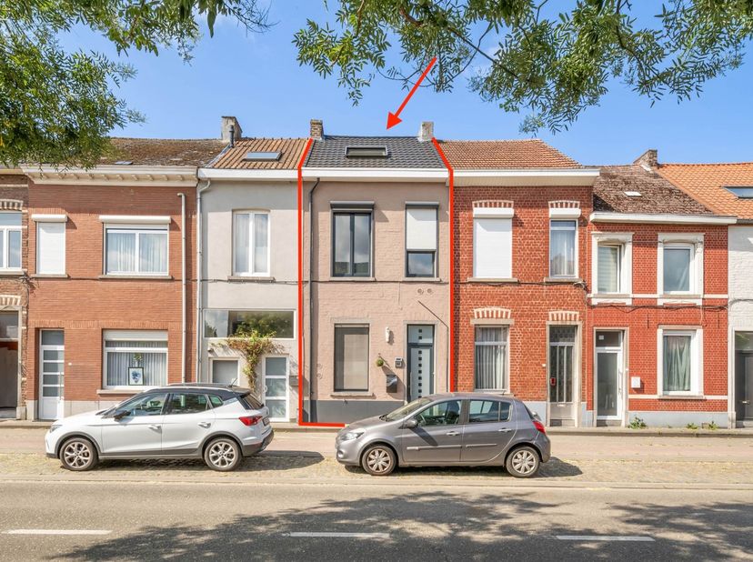 Deze woning bevindt zich aan de Mechelsesteenweg 66 te Leuven, op wandelafstand van het stadscentrum en in de nabijheid van de op- en afrit van de E31