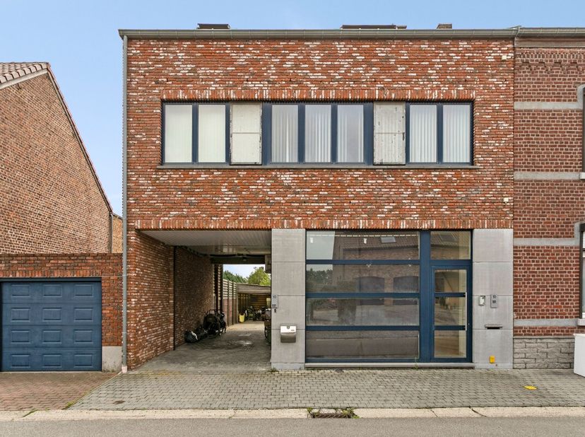 Cette propriété polyvalente, située à Velm (commune de Saint-Trond), offre de nombreuses possibilités pour les personnes à la recherche d&#039;espace et d&#039;