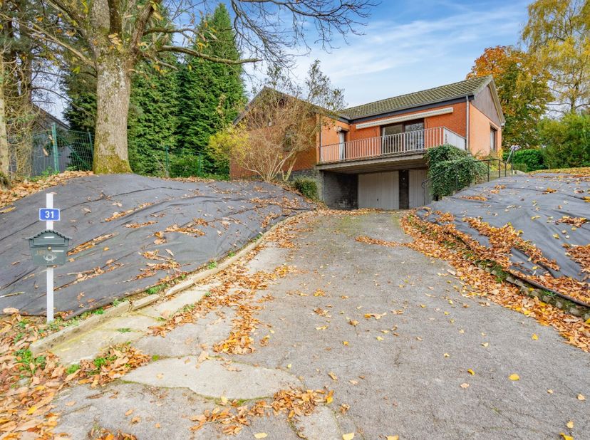 ERA B-LUX vous propose cette charmante maison de plain-pied, située à Erneuville, dans la commune de Tenneville. Édifiée sur un terrain de 15 ares 79