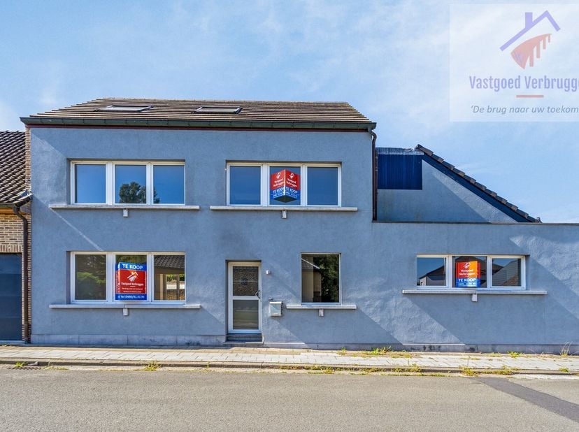 Laat je verrassen door de ruimte die deze recente woning biedt. Ideaal voor mensen die op zoek zijn naar zorgeloos genieten van rust en een bosrijke o