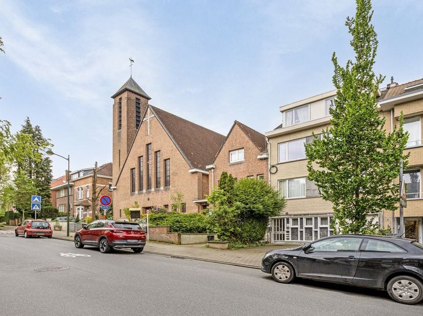 Op een centrale locatie te Watermaal-Bosvoorde, in de Lieve-Heers-Beestjeslaan 19, unifamiliaal huis te koop van ± 320 m²  met nu 3 verhuurde appartem