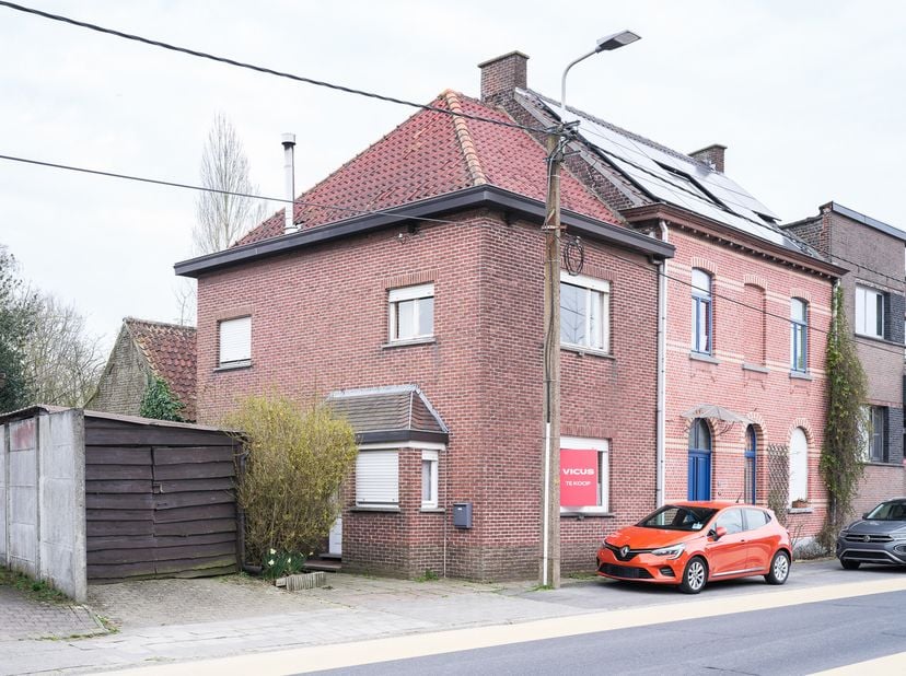 Te renoveren woning met veel potentieel op een mooi perceel in Lemberge.&lt;br /&gt;
Deze halfopen woning, gelegen in een rustige en residentiële buurt in L