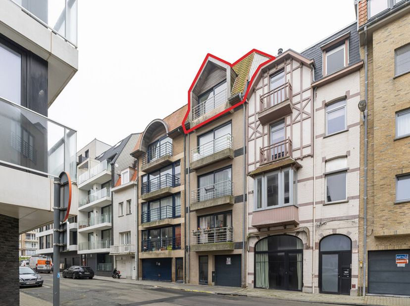 Wenduine: instapklare moderne duplex te koop op een steenworp van de zee.Instapklare duplex met lichtrijke woonkamer met zonnig balkon en open Dovy ke