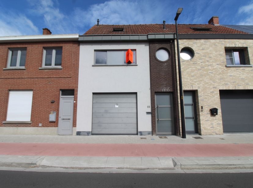 Langs de Ledegemstraat in centrum Dadizele vinden we deze gezellige, recent gerenoveerde woning terug. &lt;br /&gt;
Gelijkvloers bestaande uit inkom, gasten