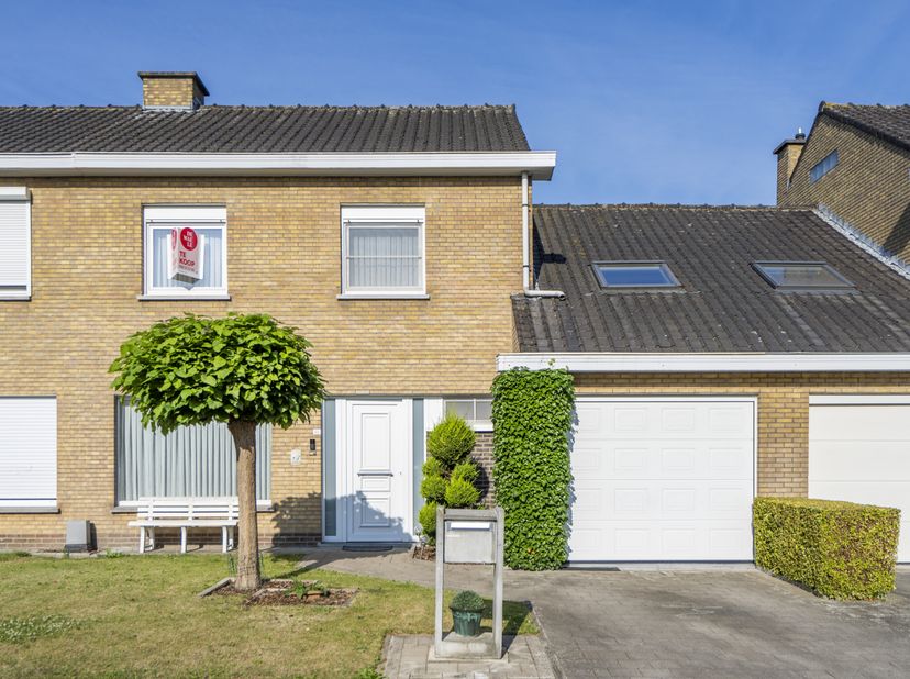 Sur un terrain de 260 m², nous vous proposons cette maison familiale idéale. L&#039;excellent emplacement adapté aux enfants, les 4 chambres et le joli jar