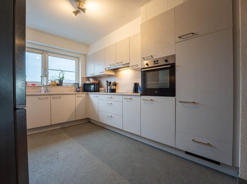 Dit  ruim appartement vinden we terug in de Salvatorstraat 110 te Hamont.&lt;br /&gt;
&lt;br /&gt;
Indeling: ruime woonkamer met toegang naar een groot terras, mo