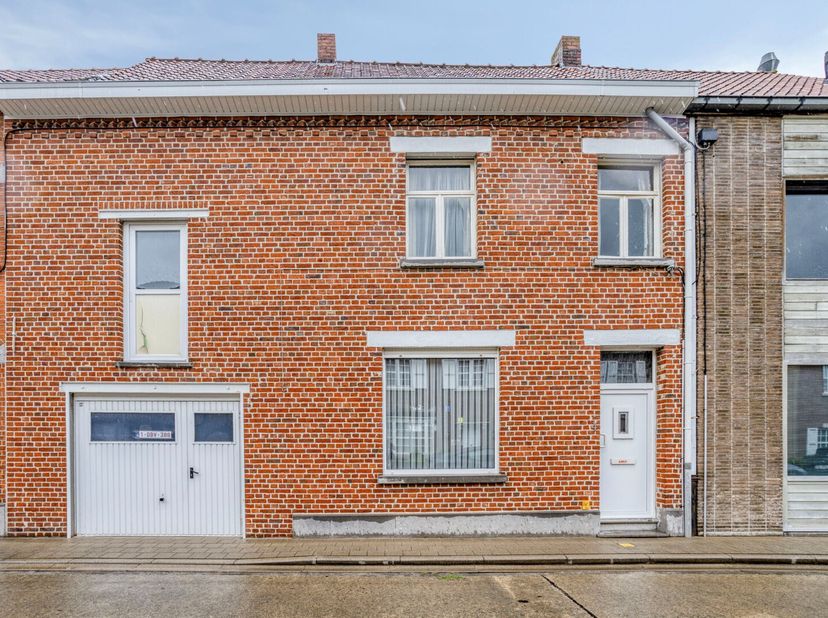 Eigendom met tal van mogelijkheden ...&lt;br /&gt;
Werkelijk in het centrum van Lauwe vinden we deze woning terug. We stappen deze binnen via de inkomhal en