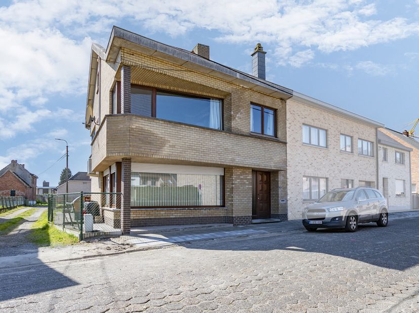 Bent u op zoek naar een uiterst ruime woning nabij Berlare centrum?&lt;br /&gt;
Deze halfopen bebouwing biedt talloze mogelijkheden met een bruikbare vloero