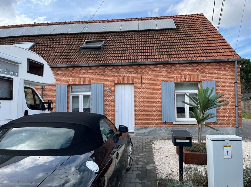 Volledig gerenoveerde woning met 2 slaapkamers en tuin&lt;br /&gt;
Ligging: Deze woning is gelegen op een zeer gunstige locatie te Lichtaart.&lt;br /&gt;
Indeling