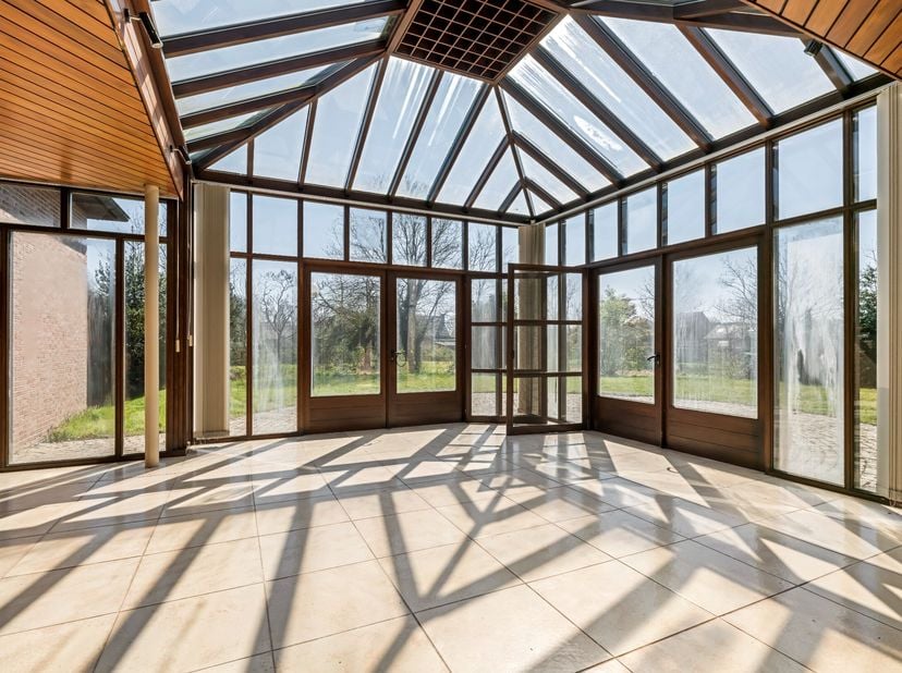 Deze unieke villa is gelegen op een ruime perceel van maar liefst 4.435 m² in het rustige Dessel en biedt de perfecte balans tussen ruimte en rustige