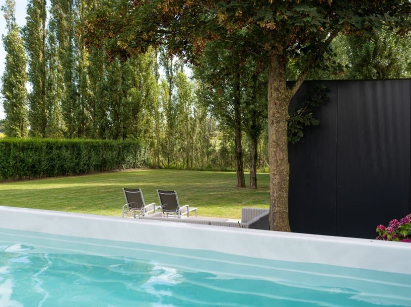 Unieke, landelijk gelegen villa met grote tuin en luxueuze swimspa te koop in Moorsele!&lt;br /&gt;
Deze instapklare villa biedt een uitzonderlijke woonbele