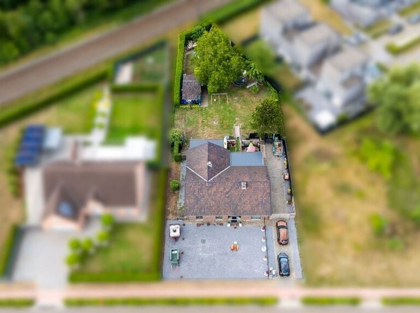 Deze gelijkvloerse woning in Hasselt is een ideale gezinswoning met een ruime tuin, garage en 3 slaapkamers. Het huis is gebouwd in 1975 en heeft een