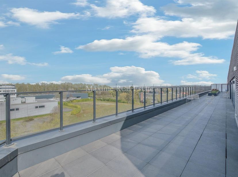 MAXIME REAL ESTATE vous propose cet agréable appartement.&lt;br /&gt;
Excellente situation à proximité du CORA-ROODEBEEK,des transports en commun (bus), des