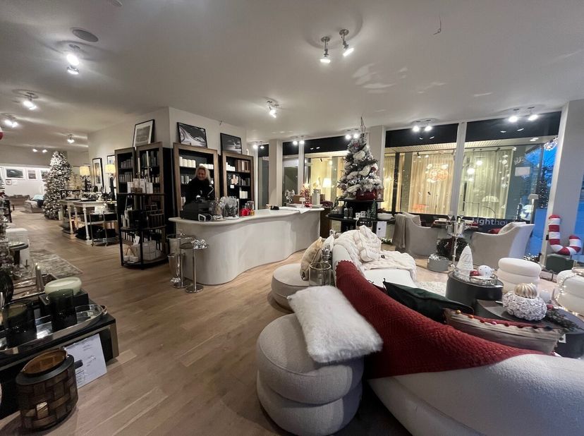 Bijzonder breed handelspand met 8.05 m voorgevel façade en ongeveer 22m zijglasvitrine.&lt;br /&gt;
Dit pand bestaat uit een handelsgelijkvloers van 172m²,