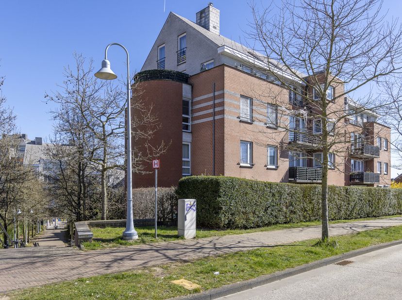 Goed gelegen appartement langs de Tuinen van Jette en het UZ.&lt;br /&gt;
Gelegen op de eerste verdieping bereikbaar per lift in een recent gebouw (2003).&lt;b
