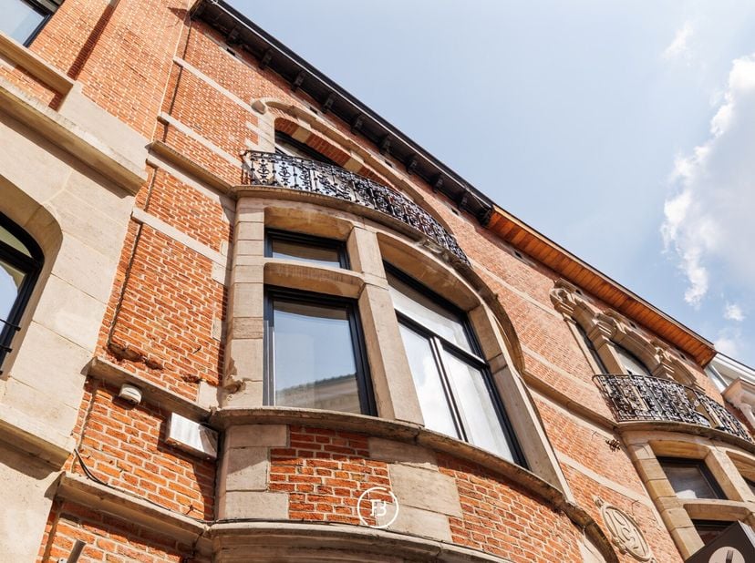 Au cur battant de Louvain, où histoire et dynamisme se rencontrent, cette maison commerciale pleine de caractère et entièrement rénovée offre une oppo