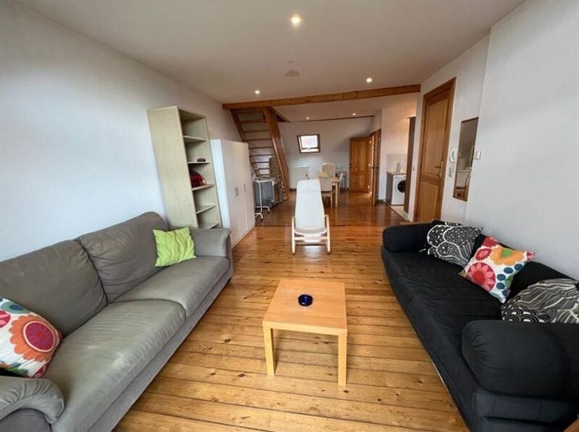 Proche des commerces et épiceries de la Commission Européenne, et à 6 minutes à pied du Parc Cinquantenaire. Magnifique Appartement en Duplex de±68m²,
