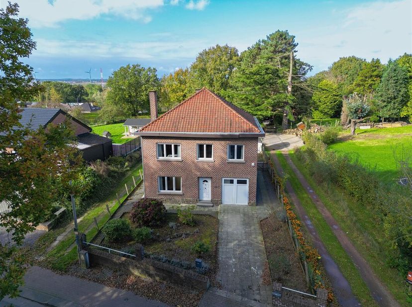 Property One vous propose une villa quatre façades à rafraîchir dans un quartier calme et verdoyant de Beersel, à quelques minutes de Bruxelles. Elle