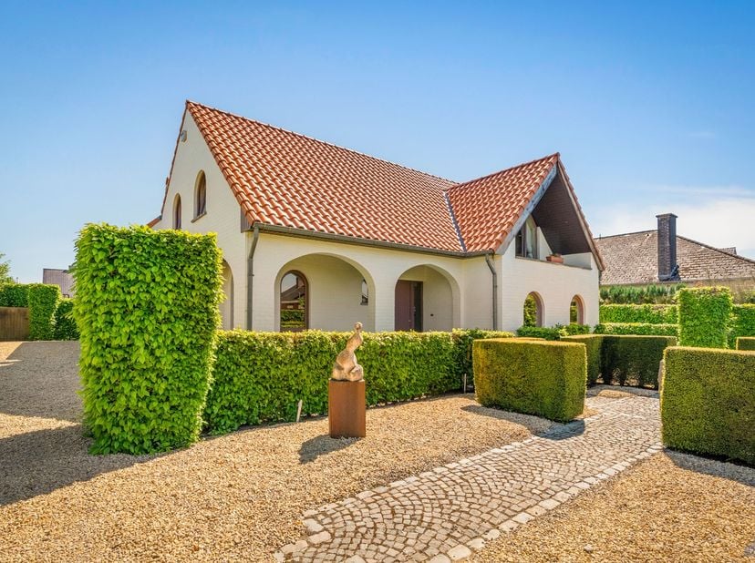 In het charmante dorp Ordingen, een deelgemeente van Sint-Truiden, bevindt zich deze vrijstaande woning op de Ridderordelaan 8 – een oase van rust in