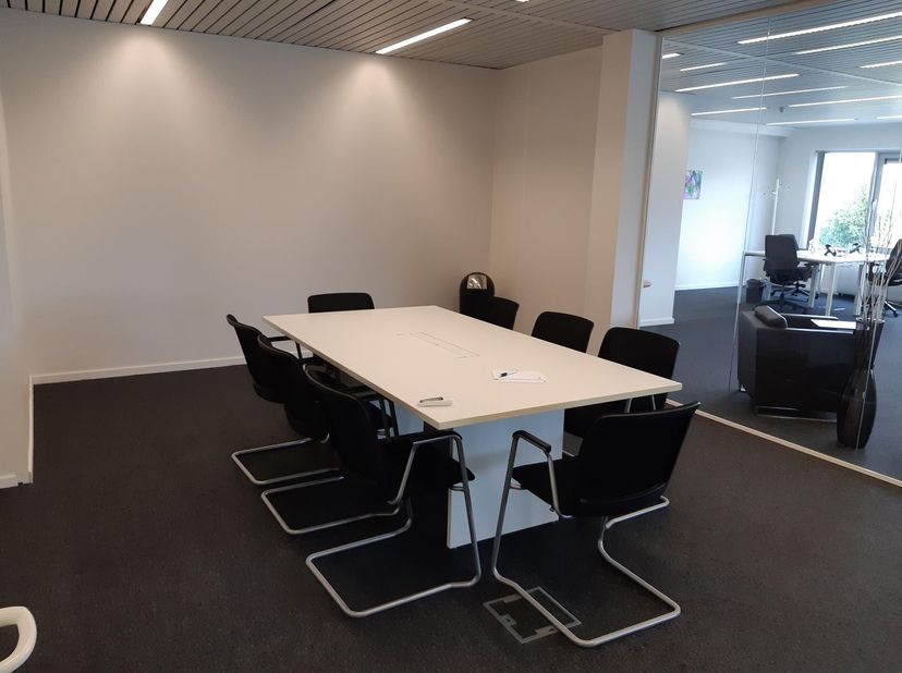 Bureau complet extrêmement facile d&#039;accès d&#039;une superficie de 144 m² à louer près de la bretelle d&#039;accès à l&#039;E40 19 Alost.&lt;br /&gt;
&lt;br /&gt;
Le bureau est