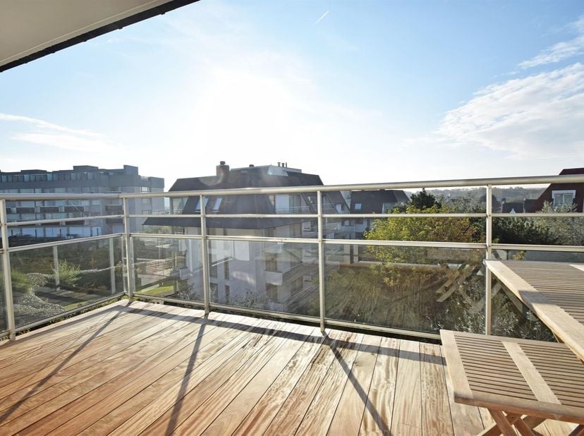 A LOUER: Studio magnifique dans une belle résidence sur la digue piétonne avec vue dégagée et grande terrasse ensoleillée&lt;br /&gt;
Composition: séjour lu