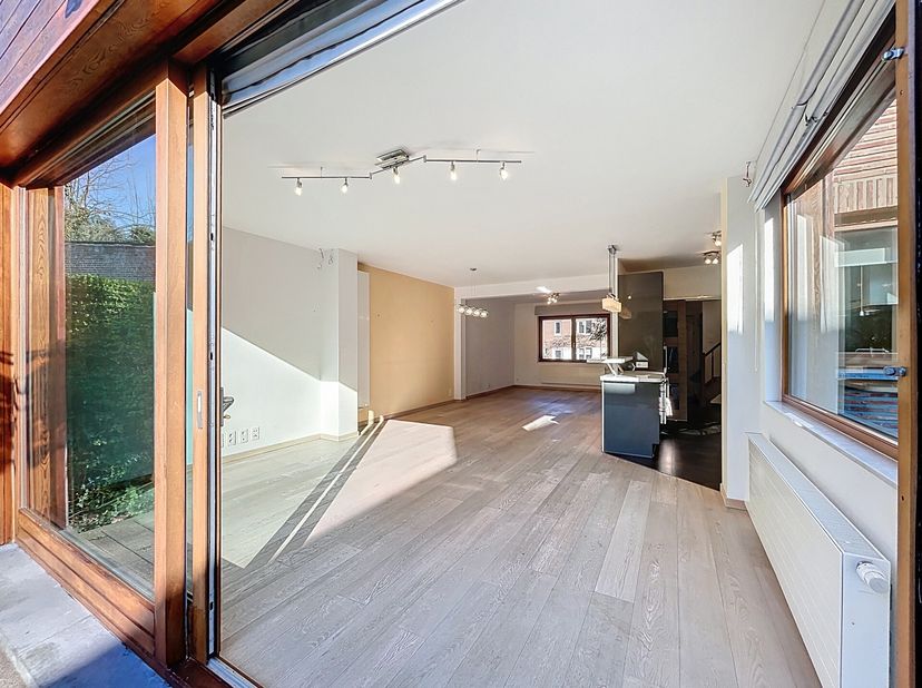 À proximité des Trois Tilleuls et de la Place Keym, situé dans une rue calme et verdoyante, superbe maison 4 chambres rénovées de ±160m² avec garage e