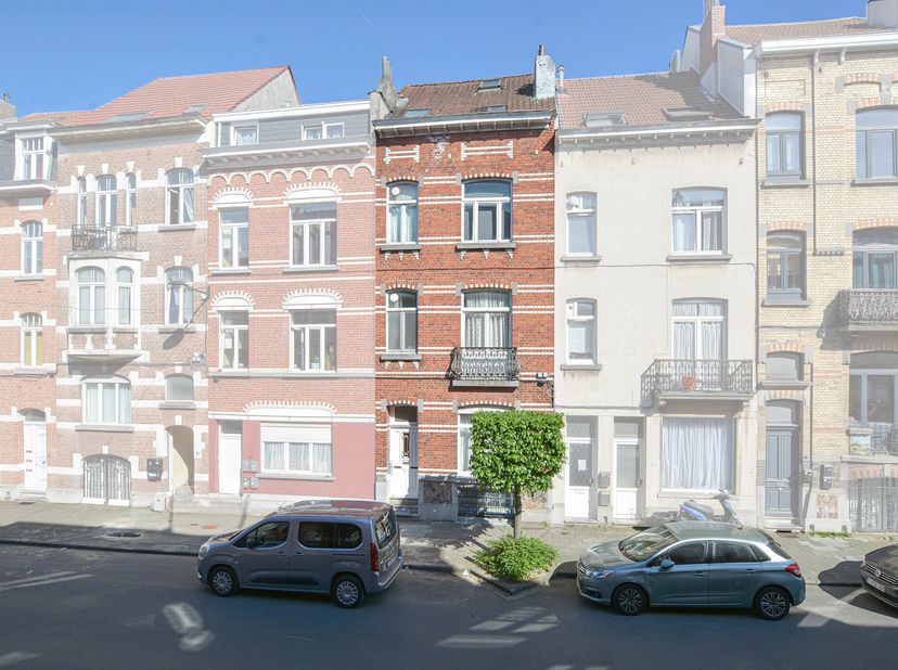 Maxime Real Estate présente une maison de caractère à rénover dans le quartier du Chien Vert.&lt;br /&gt;
Située sur la charmante avenue Jules de Trooz, cet