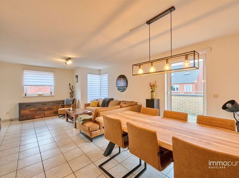 Mooi, instapklaar duplex appartement met 2 slaapkamers en een groot zonnig terras. Het appartement is gelegen net buiten de stadskern van Hamont, op w