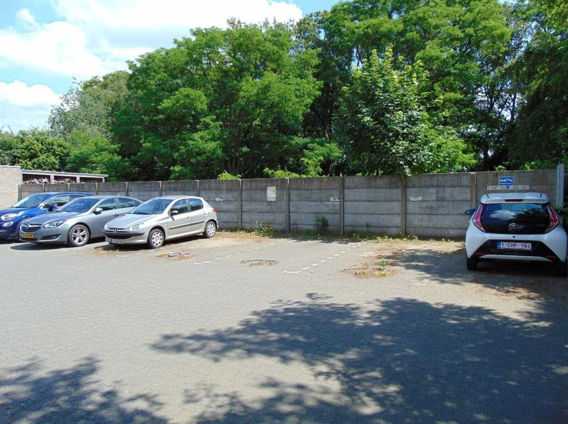 En tout, 6 places de parking à vendre individuellement ou dans leur ensemble. 3 sont louées.