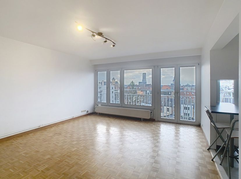 Gezellig en lichtrijk appartement met prachtig uitzicht op de Sint-Romboutstoren.&lt;br /&gt;
Dit lichtrijke appartement op de bovenste verdieping combineer
