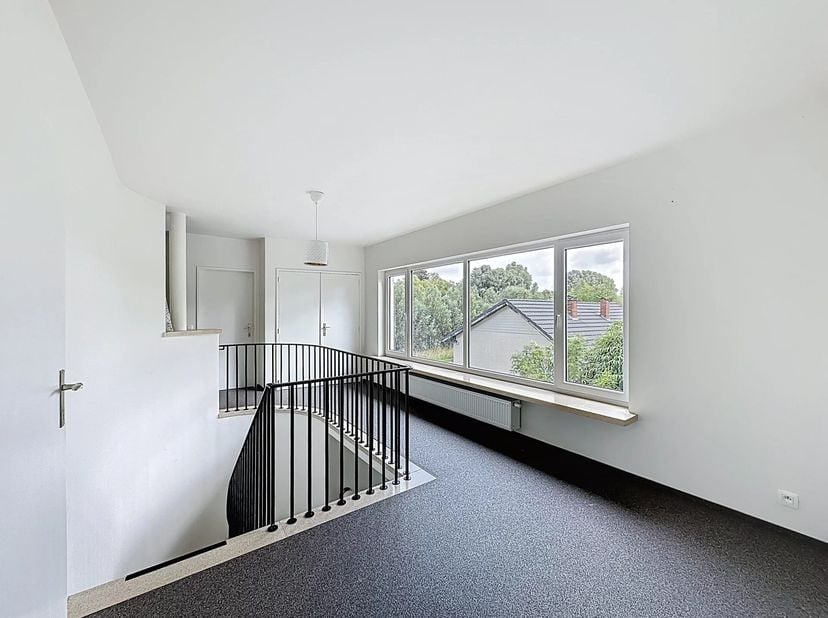 Dit appartement maakt deel uit van een kleinschalig project van 3 units.&lt;br /&gt;
Het appartement heeft een eigen ondergrondse garage en een staanplaats.