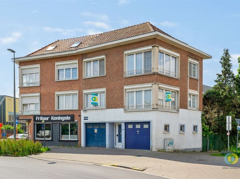 ** OPTION** Koningslo: Cette maison à rénover avec deux garages et un jardin se trouve dans un excellent emplacement stratégique. L&#039;entrée se fait par