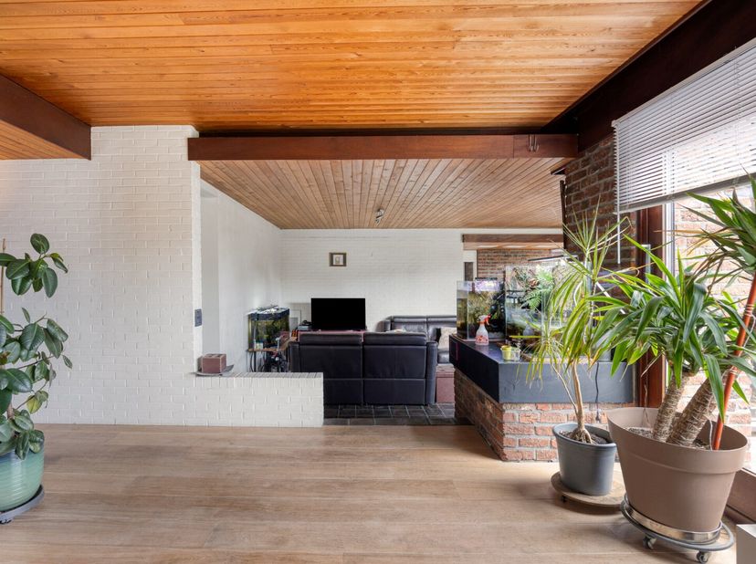 Deze woning is uitermate gunstig gelegen vlakbij een basisschool, openbaar vervoer en lokale winkels. Het centrum van Mol is makkelijk bereikbaar met