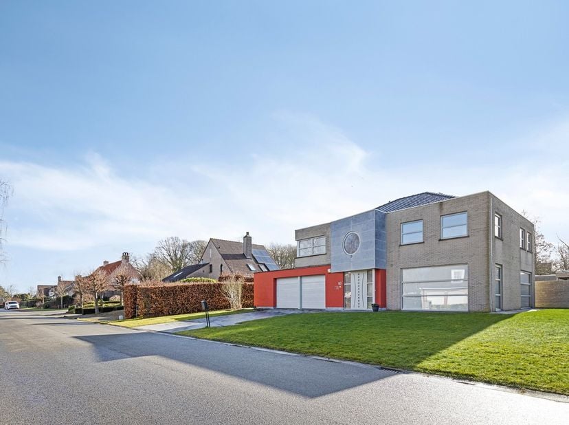 We vinden deze ruime alleenstaande woning op een toplocatie.&lt;br /&gt;
&lt;br /&gt;
De woning dateert uit 2005 en is als volgt ingedeeld:&lt;br /&gt;
Ruime inkomhal m