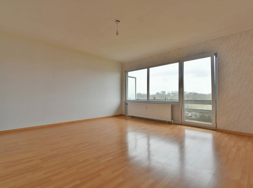 TRIOR vous propose à proximité du Bois de Dieleghem et de l&#039;AZ-VUB, ce charmant appartement en très bon état situé au 10 ème étage. Ce dernier est com