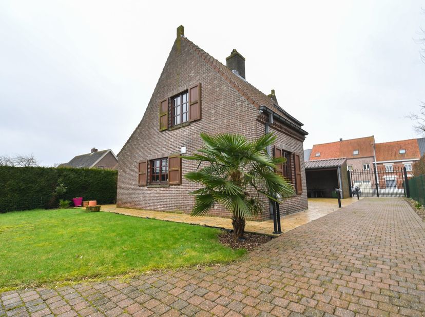 Ontdek deze charmante halfopen bebouwing in Eeklo, perfect voor gezinnen die op zoek zijn naar ruimte en comfort. &lt;br /&gt;
&lt;br /&gt;
Bij binnenkomst stap j