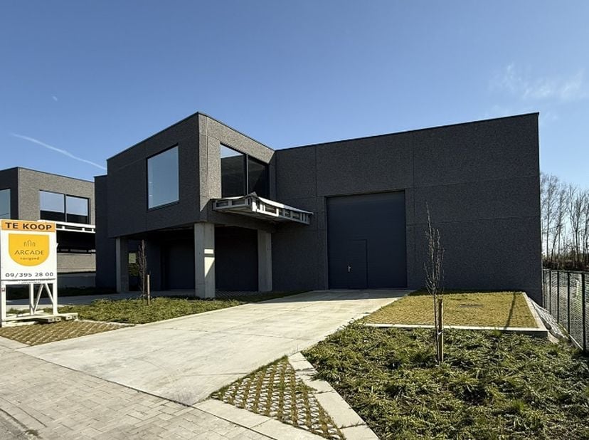 Bent u op zoek naar een multifunctioneel bedrijfsgebouw met een strategische ligging? Dit nieuwbouwpand van 1026 m² biedt een ruime magazijnruimte, ee