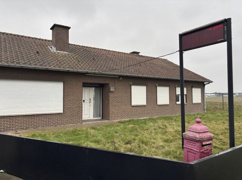 WONING MET OPSLAGPLAATSEN &lt;br /&gt;
 &lt;br /&gt;
Woning met veel potentieel inclusief ruime achterliggende opslagplaatsen (loodsen) en grond, gelegen te Bree
