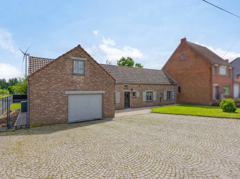 CHARMANTE LANGGEVELHOEVE MET RUIME VIERDUBBELE GARAGE, 4 SLAAPKAMERS, 2 BADKAMERS EN MOGELIJKHEID TOT ZORGWONEN OP EEN PERCEEL VAN MAAR LIEFST 25A54CA