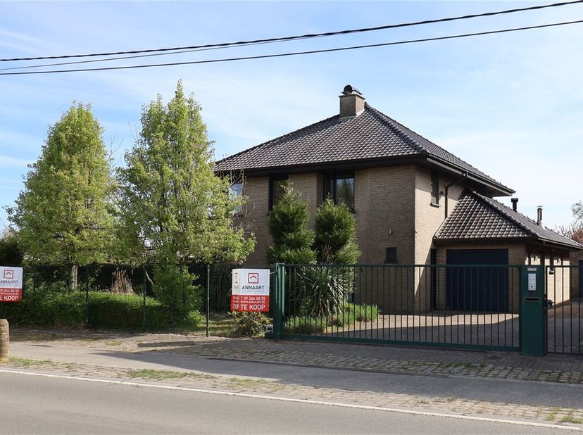 Tijdloze villa met ruime zonnige tuin, twee garages. Ontdek deze unieke lichtvolle vrijstaande woning met tijdloze stijl en hedendaags comfort liggend