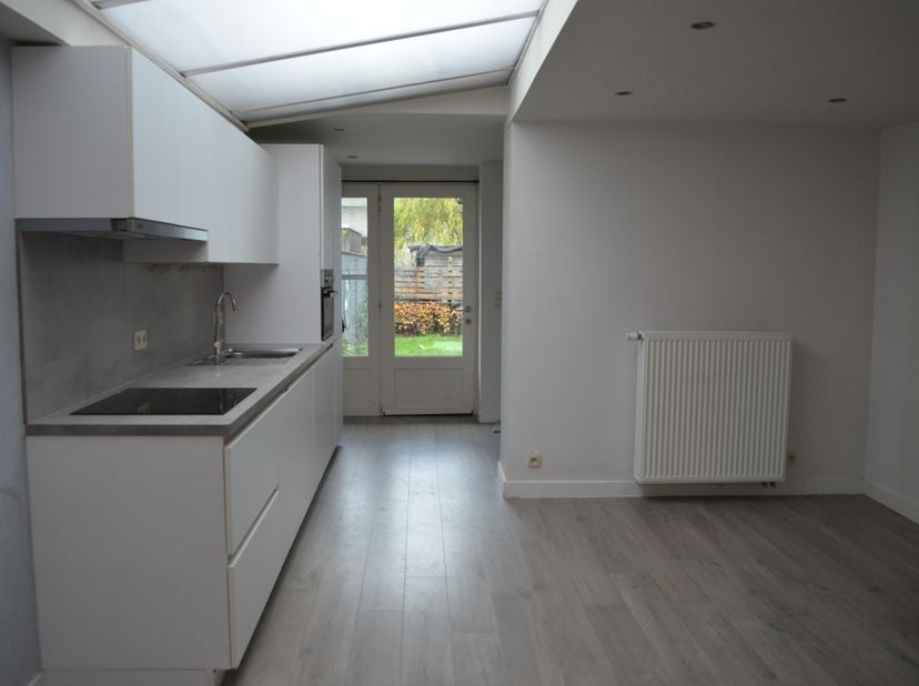 Deze ruime en charmante woning bevindt zich op een boogscheut van Kortrijk centrum en van de invalswegen.&lt;br /&gt;
Ze bestaat uit:&lt;br /&gt;
- de kelderverdi