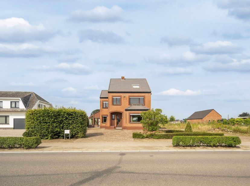 Zeer goed onderhouden woning op ca. 1653m²&lt;br /&gt;
Ligging: Gelegen in het centrum van klein Vorst (Laakdal). Goede verbinding naar omliggende gemeentes