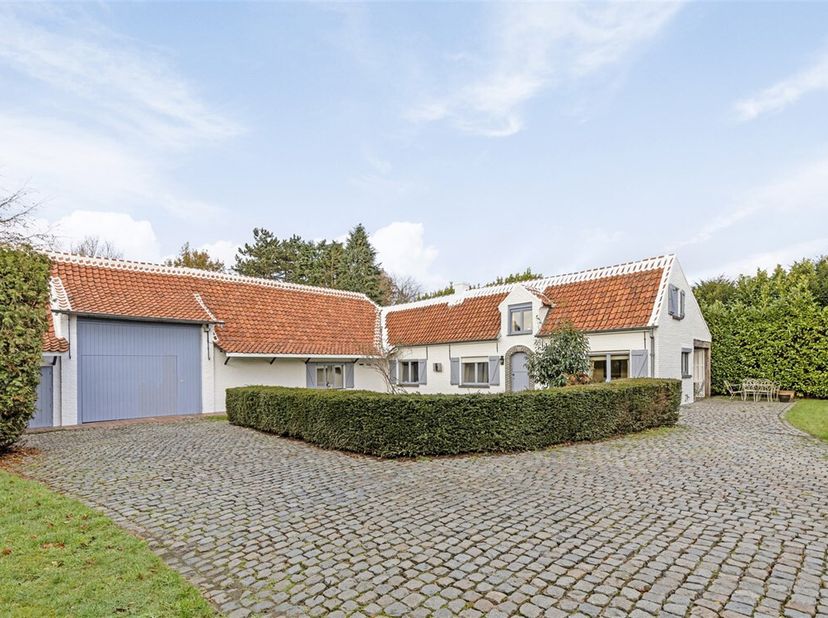 Unieke woning met veel potentieel op een royaal perceel van 2893 m²&lt;br /&gt;
Deze unieke woning biedt maar liefst 323 m² bewoonbare oppervlakte en is ide
